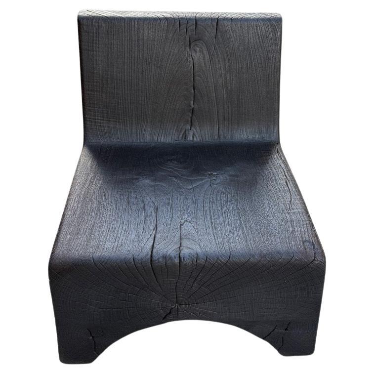 Andrianna Shamaris Minimalistischer niedriger Stuhl aus gehärtetem Teakholz im Angebot