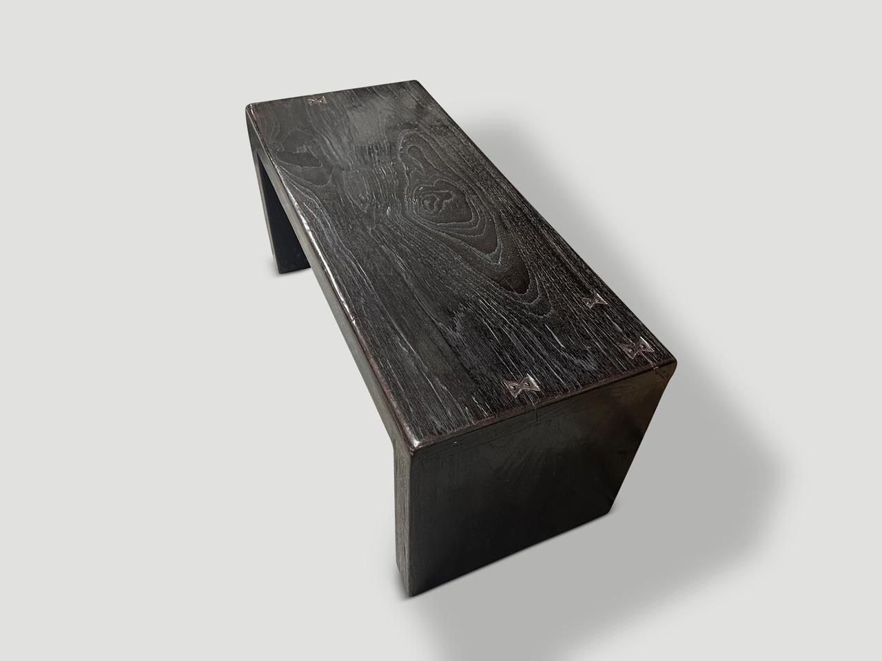 Il legno di teak secolare, proveniente dalla mia collezione più bella, è intagliato a mano per produrre questa panchina di grande effetto. Abbiamo aggiunto un colorante espresso traslucido che rivela le bellissime venature del legno. Le farfalle