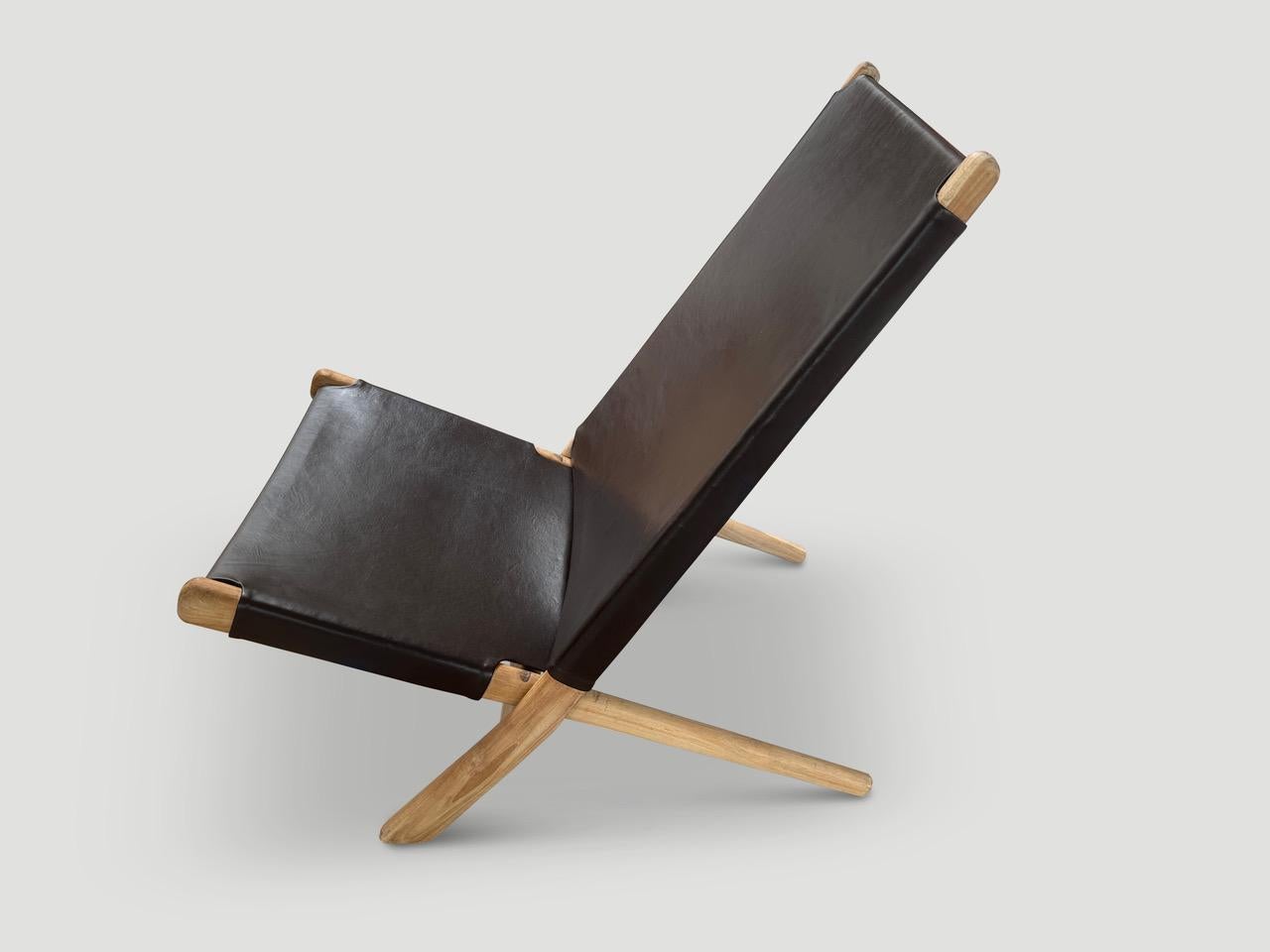Andrianna Shamaris Minimalistischer klappbarer Lederstuhl im Zustand „Hervorragend“ im Angebot in New York, NY
