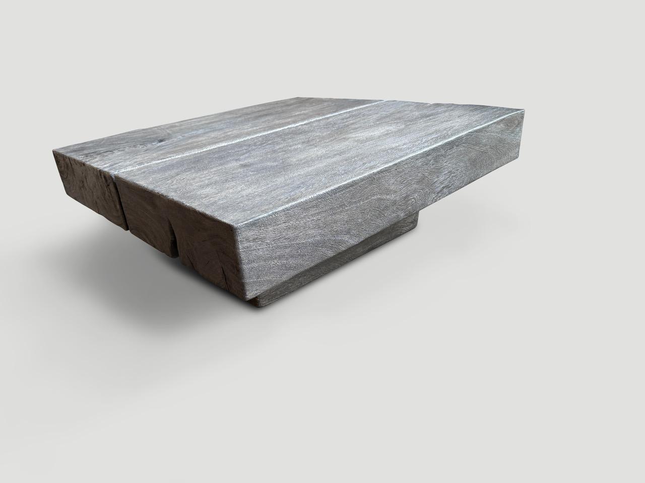 Magnifique vieux bois de suar organique poncé et fini avec une teinture grise révélant le grain unique du bois. Deux plateaux de 5,5 pouces d'épaisseur avec une légère séparation au centre, flottent à 8 pouces du sol sur une base minimaliste en
