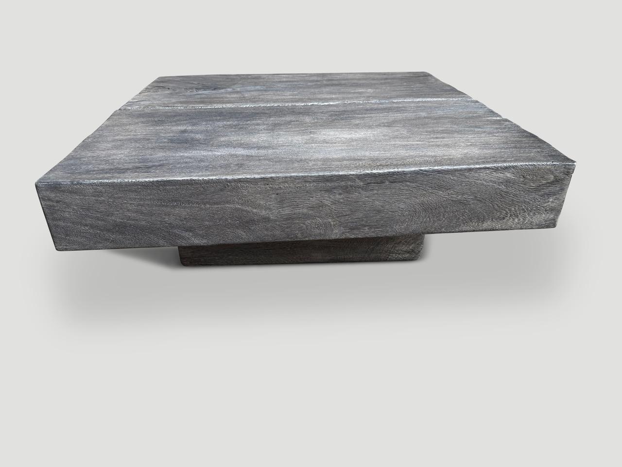 Organique Andrianna Shamaris Table basse minimaliste en bois teinté gris en vente