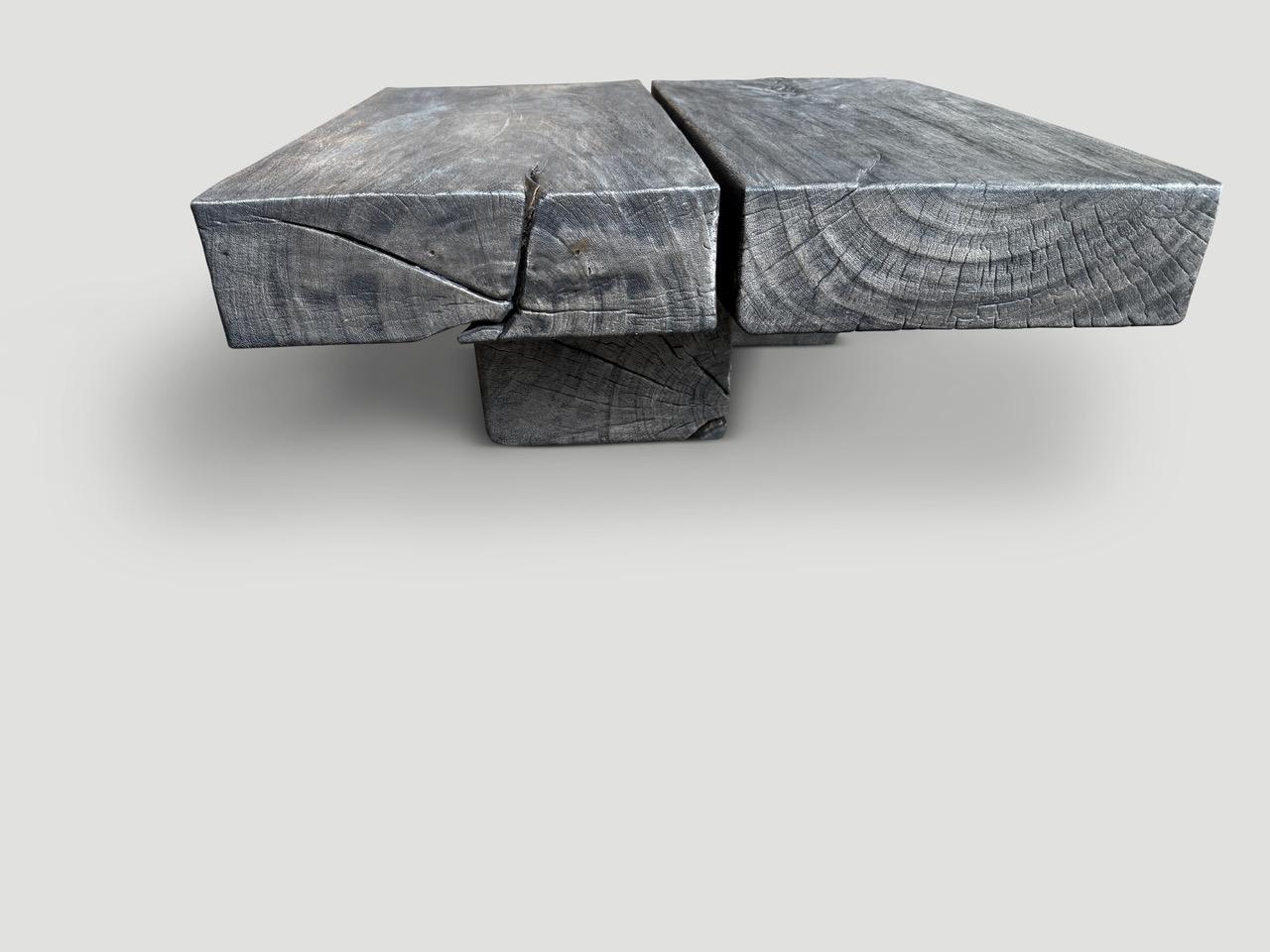 Andrianna Shamaris Table basse minimaliste en bois teinté gris Excellent état - En vente à New York, NY