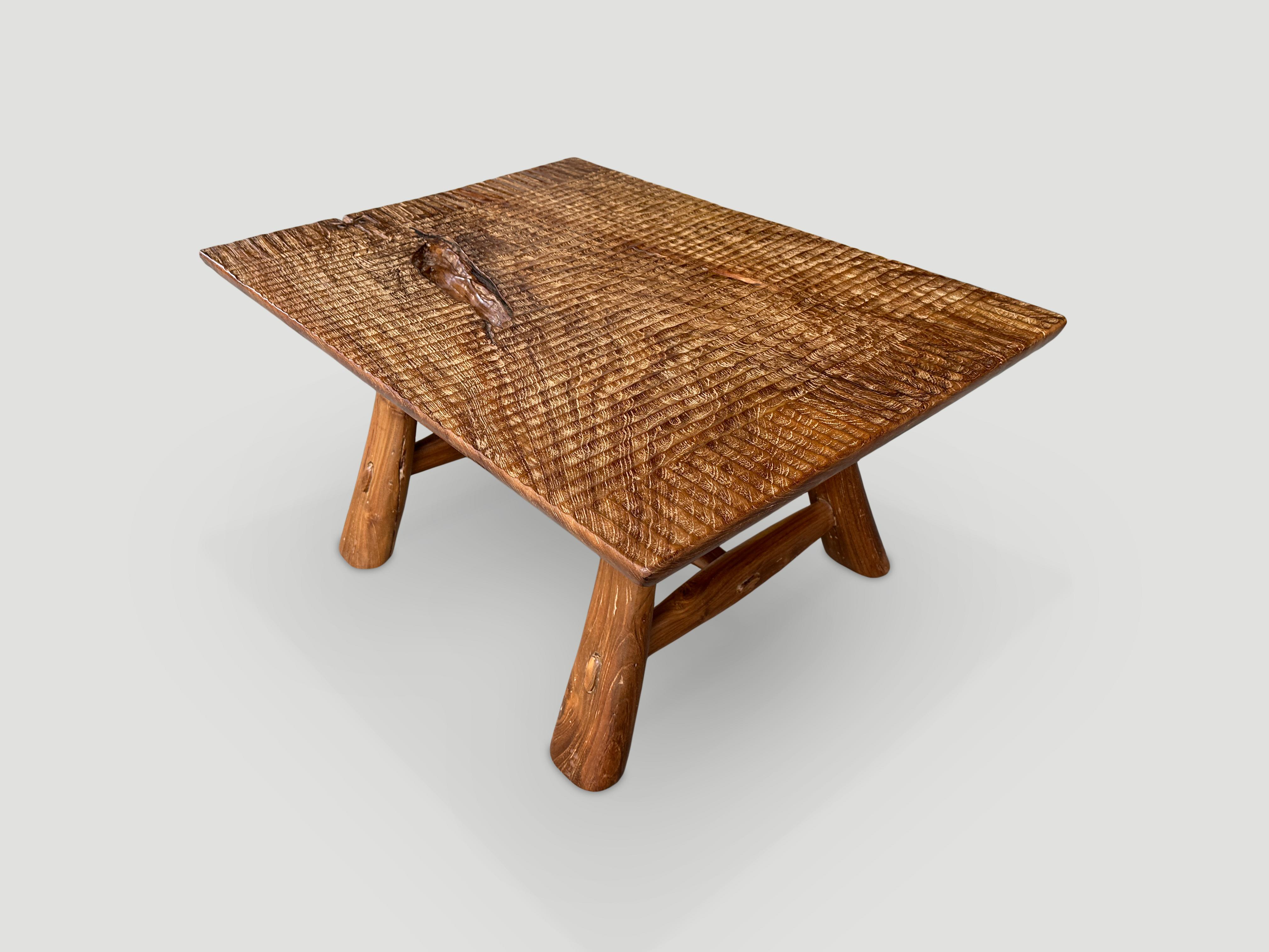 Andrianna Shamaris table d'appoint ou table basse minimaliste en bois de teck sculpté à la main Excellent état - En vente à New York, NY