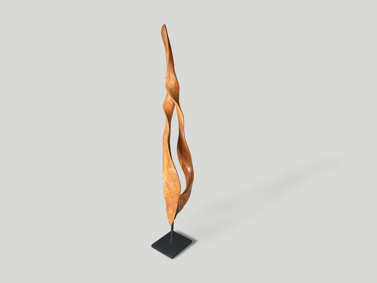 Organico moderno Scultura minimalista in legno di mogano di Andrianna Shamaris in vendita