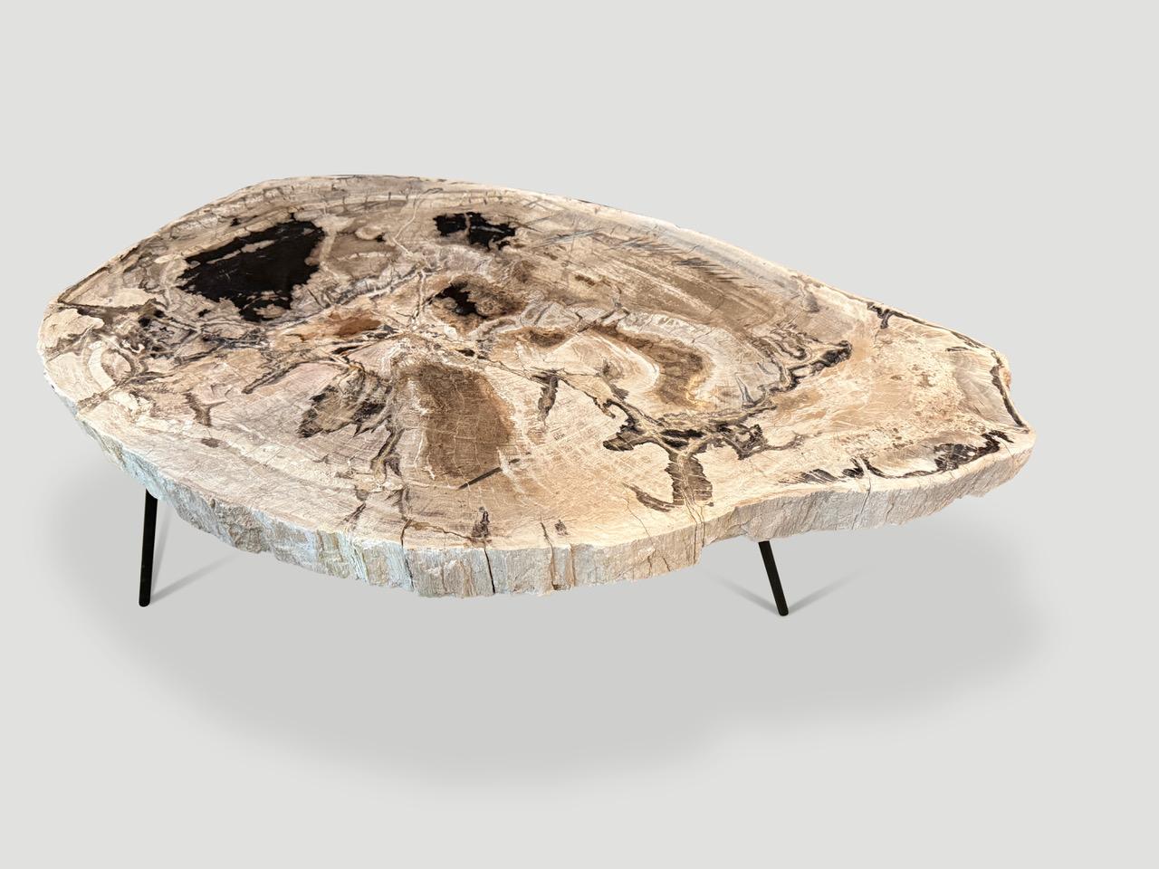Organique Andrianna Shamaris Table basse minimaliste en Wood Wood en vente