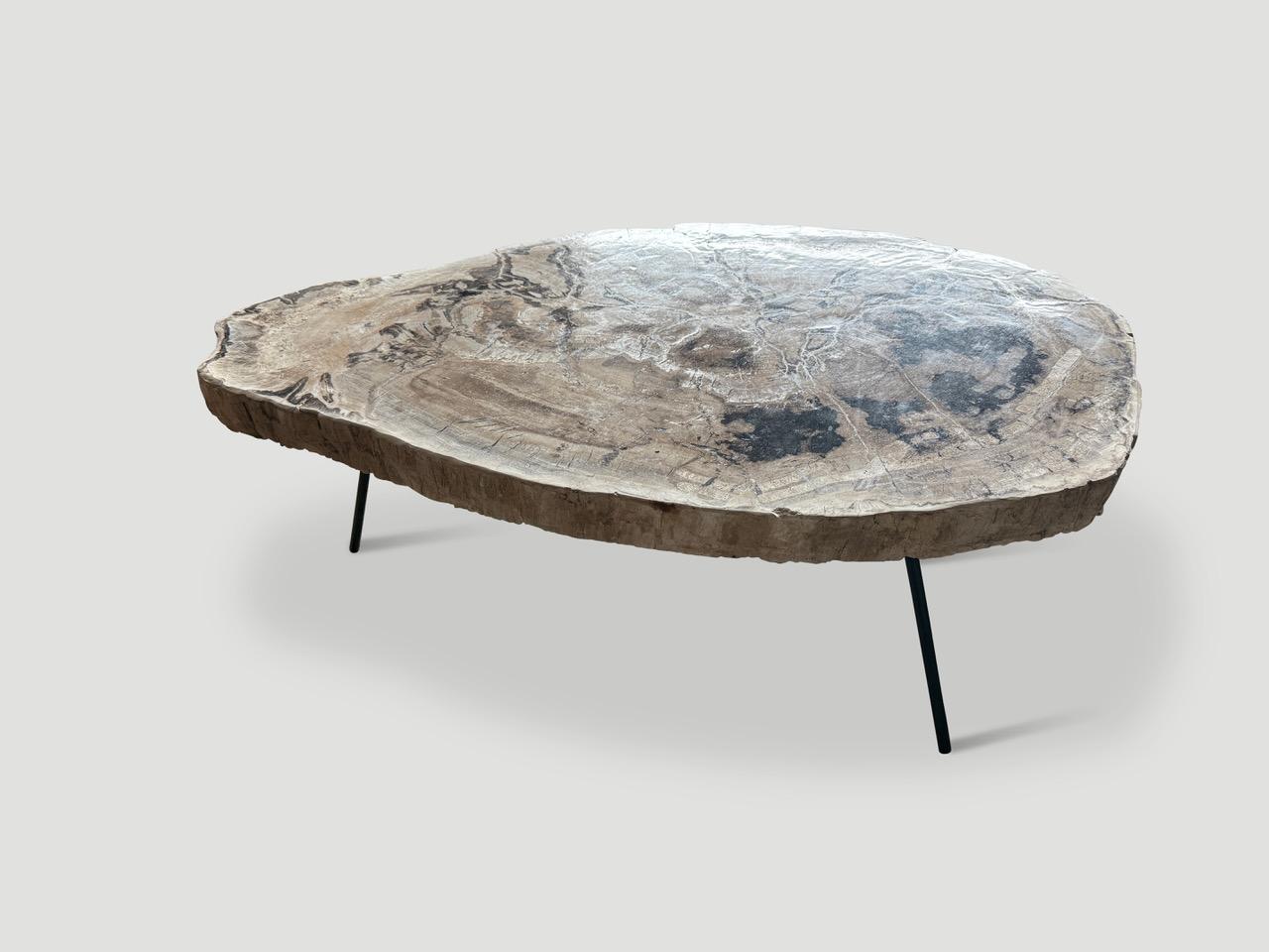 Organique Andrianna Shamaris Table basse ou table d'appoint minimaliste en Wood Wood en vente