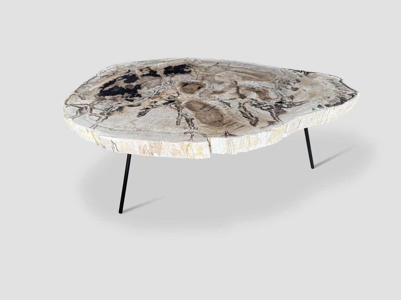 Andrianna Shamaris Table basse ou table d'appoint minimaliste en Wood Wood Excellent état - En vente à New York, NY