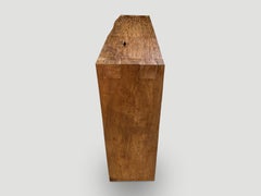 Tavolo consolle minimalista in legno di teak recuperato di Andrianna Shamaris