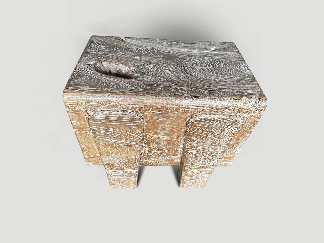 Un impressionnant rondin de 13 pouces d'épaisseur flotte à 10 cm du sol sur des pieds minimaux découpés. Nous avons ajouté une finition cérusée révélant le magnifique veinage du bois. Sculpté à la main dans un tronc de teck centenaire. Celle-ci peut