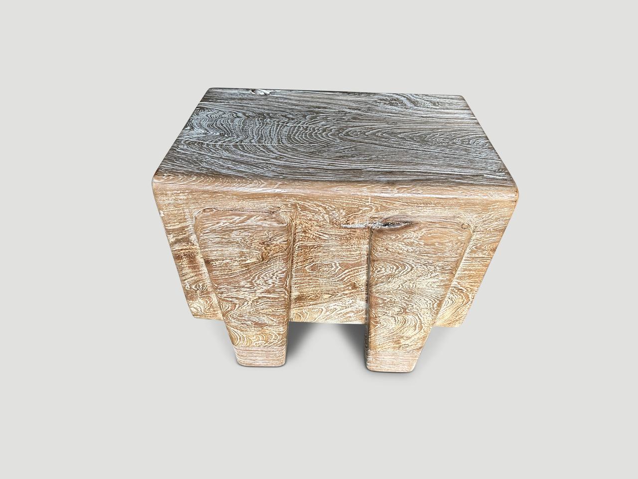 Un impressionnant rondin de douze pouces d'épaisseur flotte à cinq pouces du sol sur des pieds minimalistes découpés. Nous avons ajouté une finition cérusée révélant le magnifique veinage du bois. Sculpté à la main dans un tronc de teck centenaire.