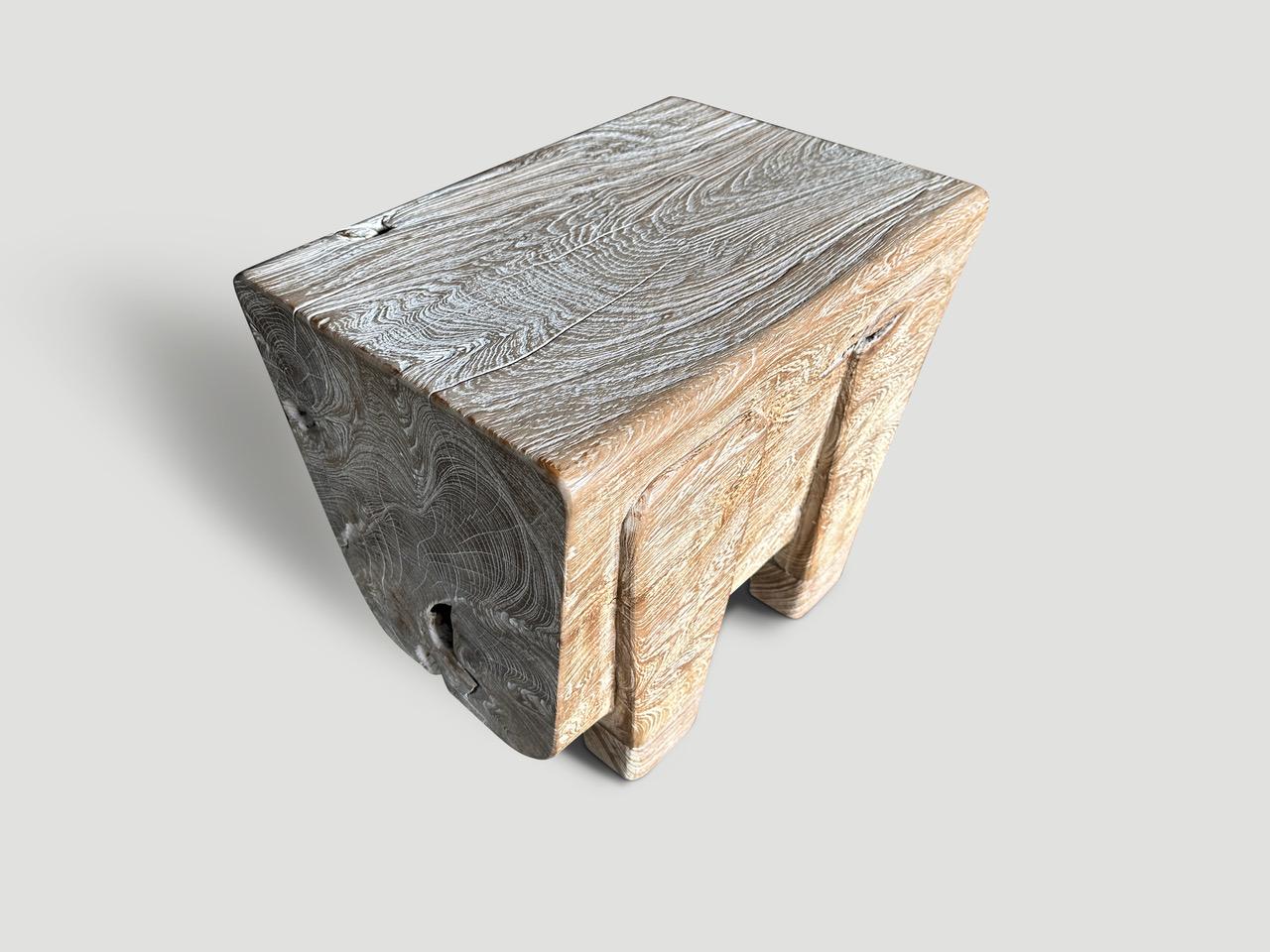Andrianna Shamaris petite table basse ou table d'appoint minimaliste Excellent état - En vente à New York, NY
