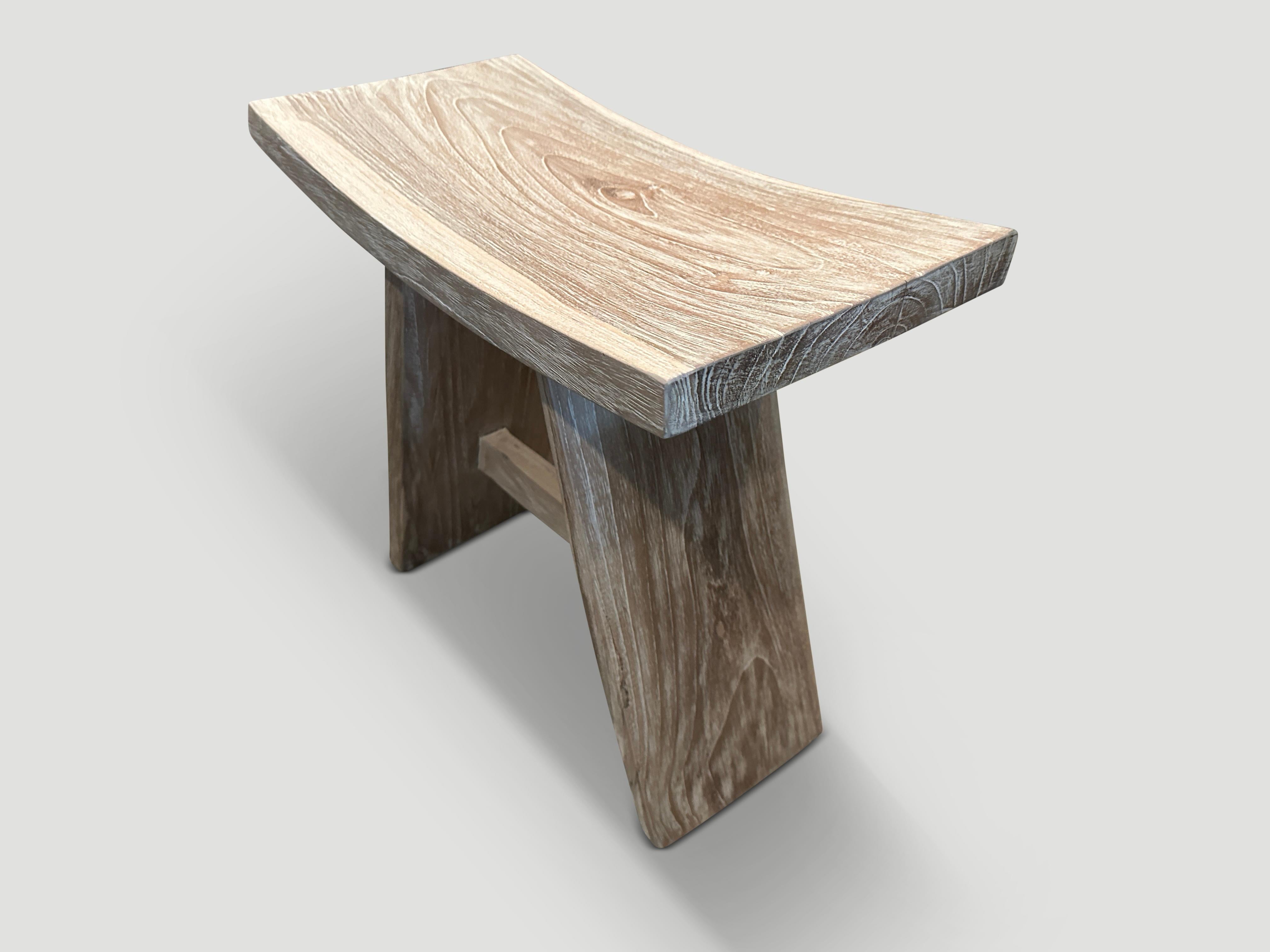 Panca o sgabello elegante e minimalista, realizzato a mano da un'unica lastra di teak di recupero e rifinito con un lavaggio bianco che rivela le splendide venature del legno. Sono disponibili dimensioni e colorazioni personalizzate. Abbiamo appena