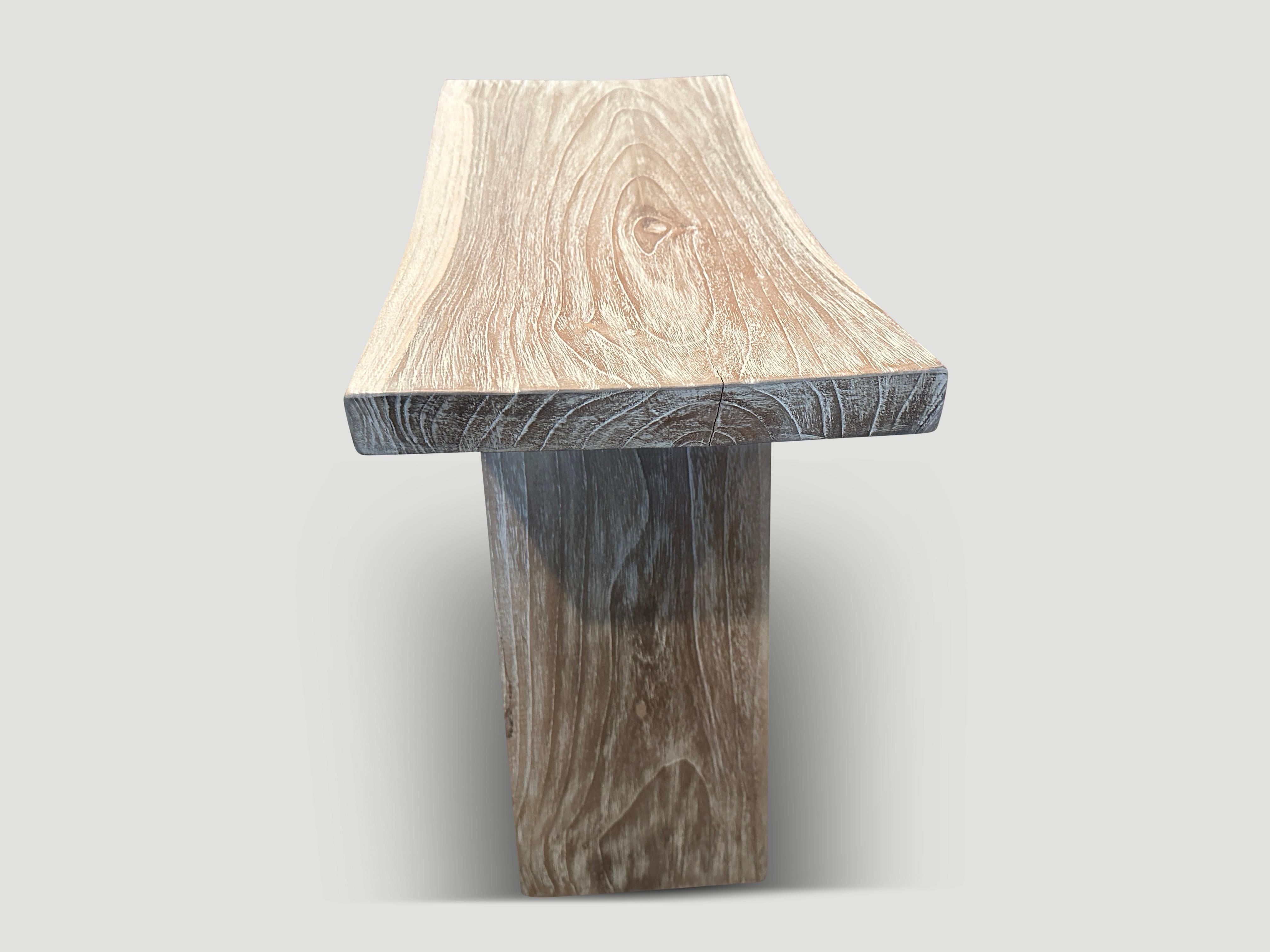 Organico moderno Andrianna Shamaris Panchina minimalista in legno di teak di piccole dimensioni in vendita