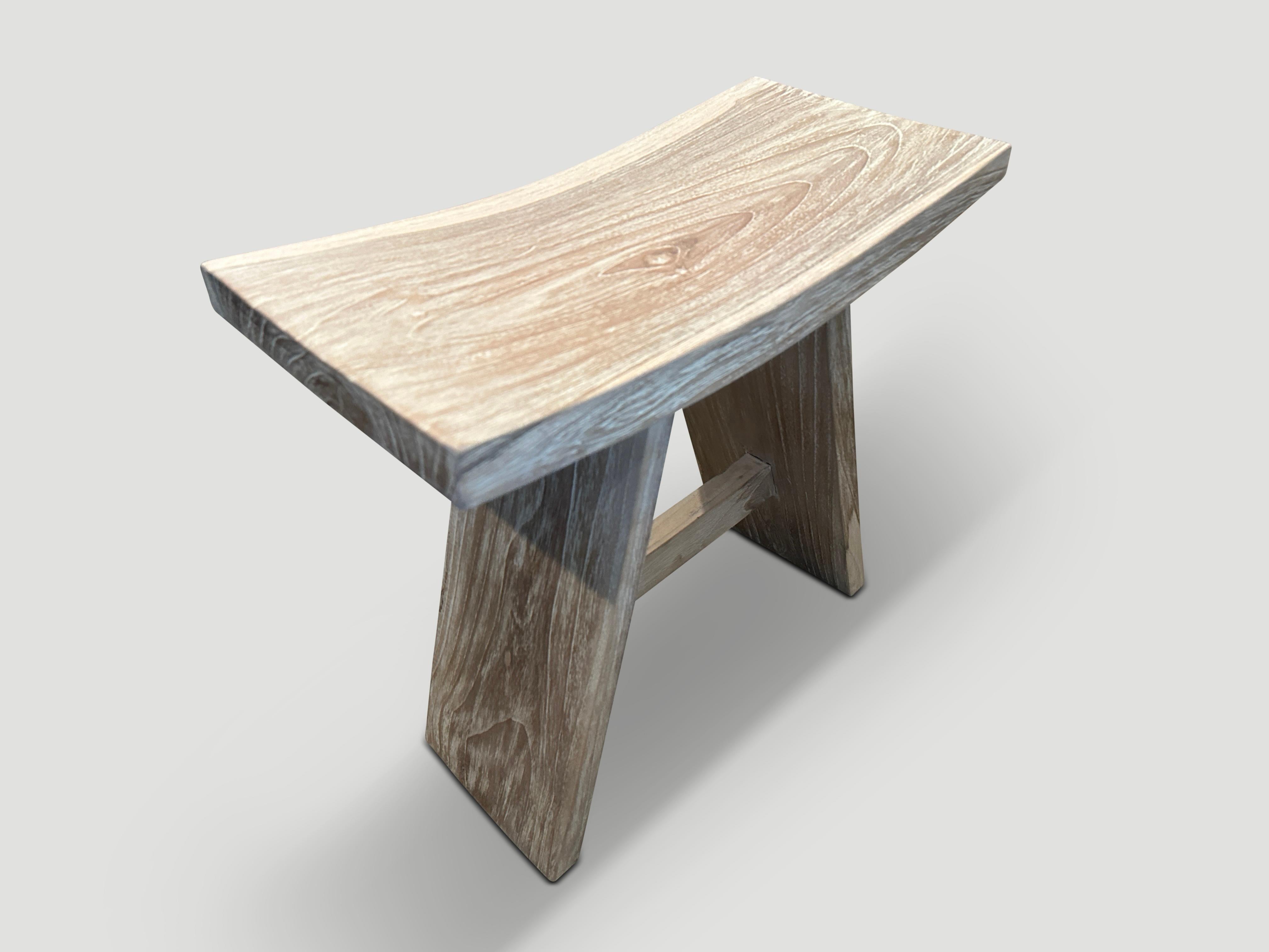 Indonesiano Andrianna Shamaris Panchina minimalista in legno di teak di piccole dimensioni in vendita