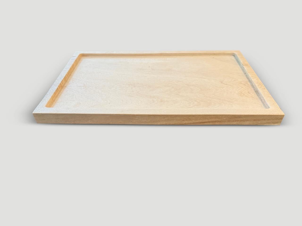 Ein minimalistisches Teakholz-Tablett, das aus einem einzigen Stück Teakholz geschnitzt ist. Gebleicht und mit einem leichten Weißanstrich versehen, der die schöne Holzmaserung erkennen lässt. 

Die St. Barts Collection bietet eine aufregende Reihe