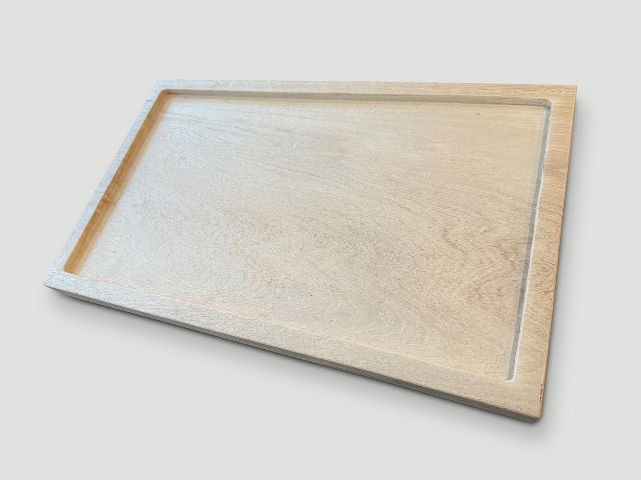 Andrianna Shamaris Minimalist St Barts Teakholz Tablett (Organische Moderne) im Angebot