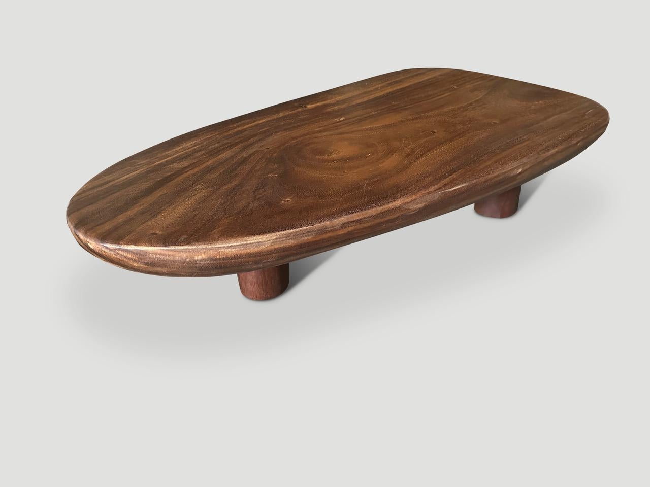 Cette table basse minimaliste est fabriquée à partir d'une magnifique plaque de bois de suar d'une seule épaisseur, sculptée à la main. Nous avons ajouté quatre pieds cylindriques permettant à la partie supérieure de flotter. Finition avec une huile