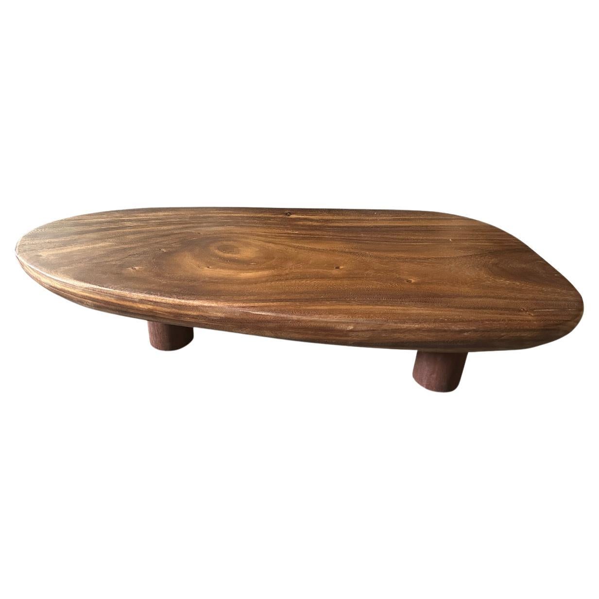 Table basse minimaliste en bois de suar Andrianna Shamaris  en vente
