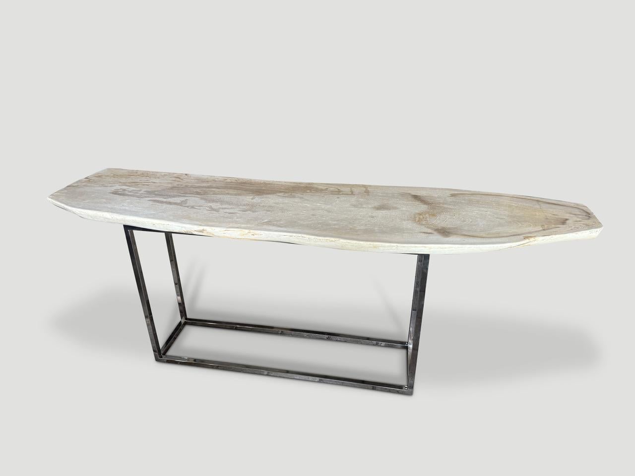 Cette table console en bois pétrifié de haute qualité est impressionnante par la beauté de ses tons pâles. Il est fascinant de voir comment Mère Nature produit ces stupéfiants troncs de teck pétrifiés vieux de 40 millions d'années, aux couleurs si