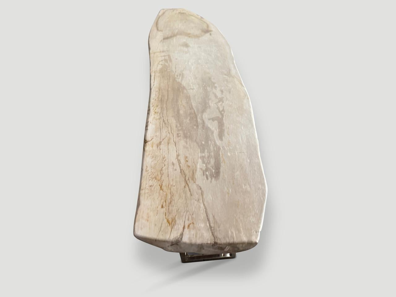 Organique Console minimaliste Andrianna Shamaris en bois pétrifié très lisse en vente