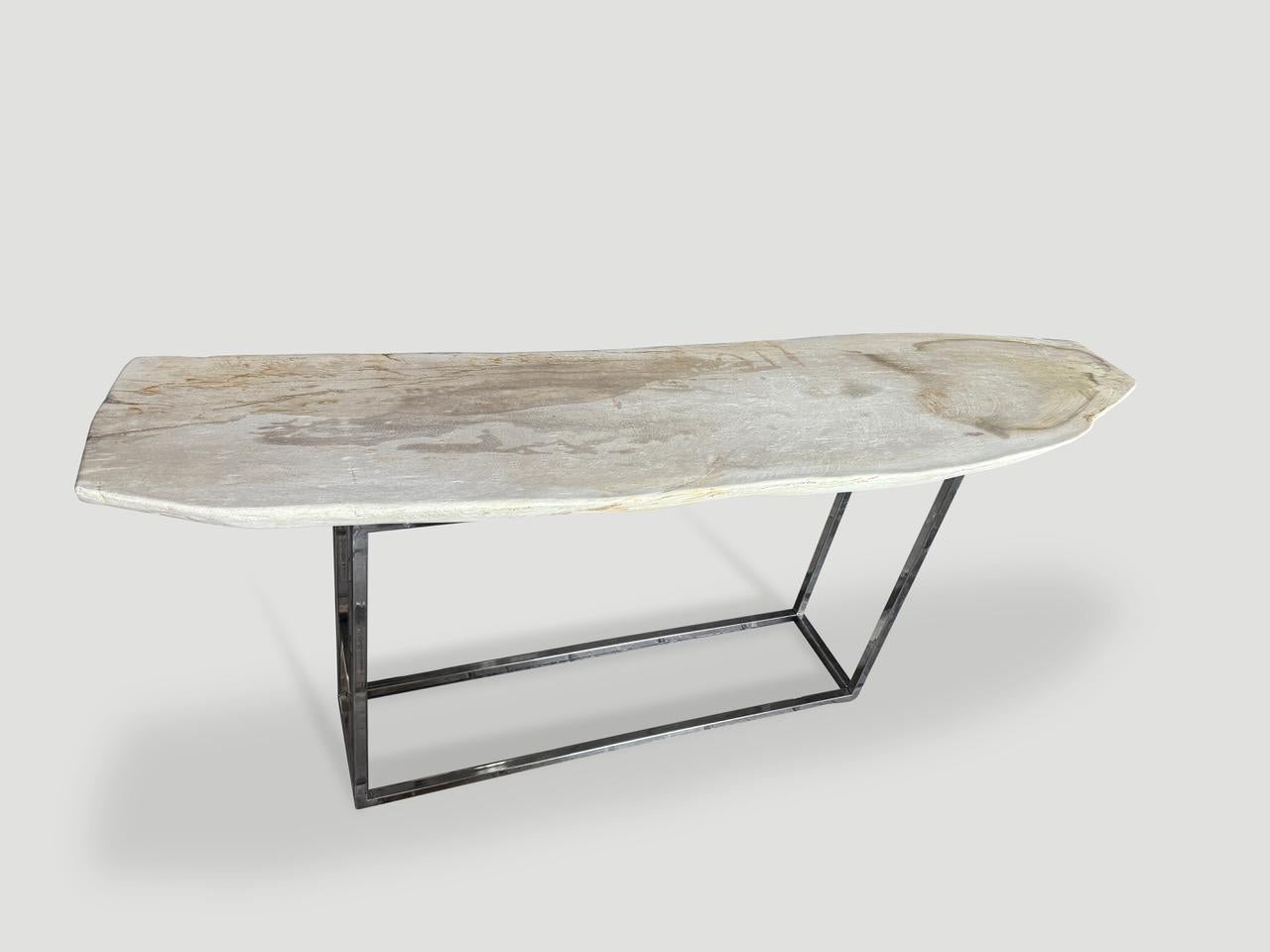 Console minimaliste Andrianna Shamaris en bois pétrifié très lisse Excellent état - En vente à New York, NY