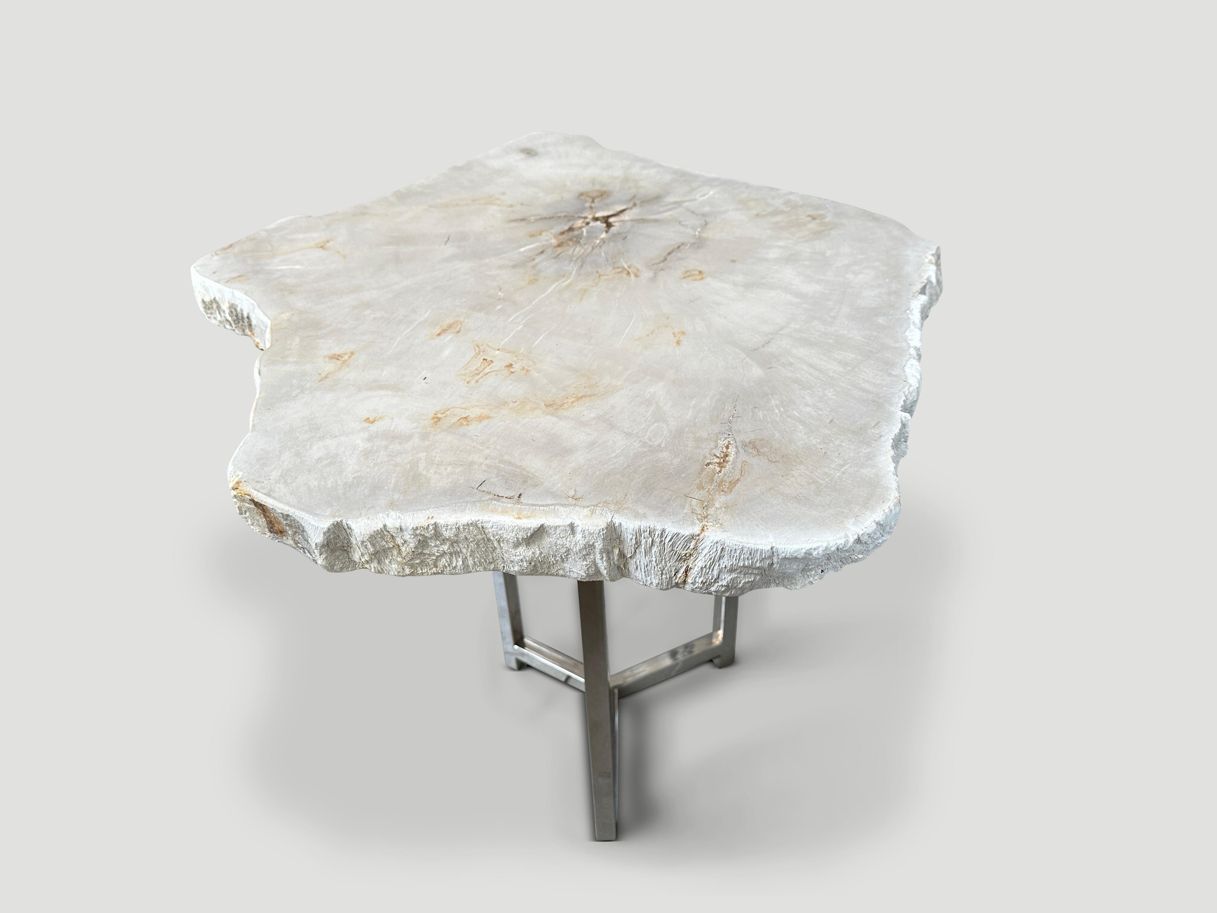 Cette table d'appoint en bois pétrifié de haute qualité, d'une épaisseur de deux pouces, présente de magnifiques tons pâles. Il est fascinant de voir comment Mère Nature produit ces exquises billes de teck pétrifié vieilles de 40 millions d'années,