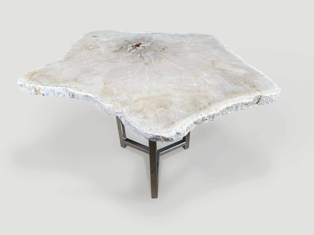 Cette table d'appoint en bois pétrifié de haute qualité, d'une épaisseur d'un pouce, présente de magnifiques tons pâles. Il est fascinant de voir comment Mère Nature produit ces exquises billes de teck pétrifié vieilles de 40 millions d'années, aux