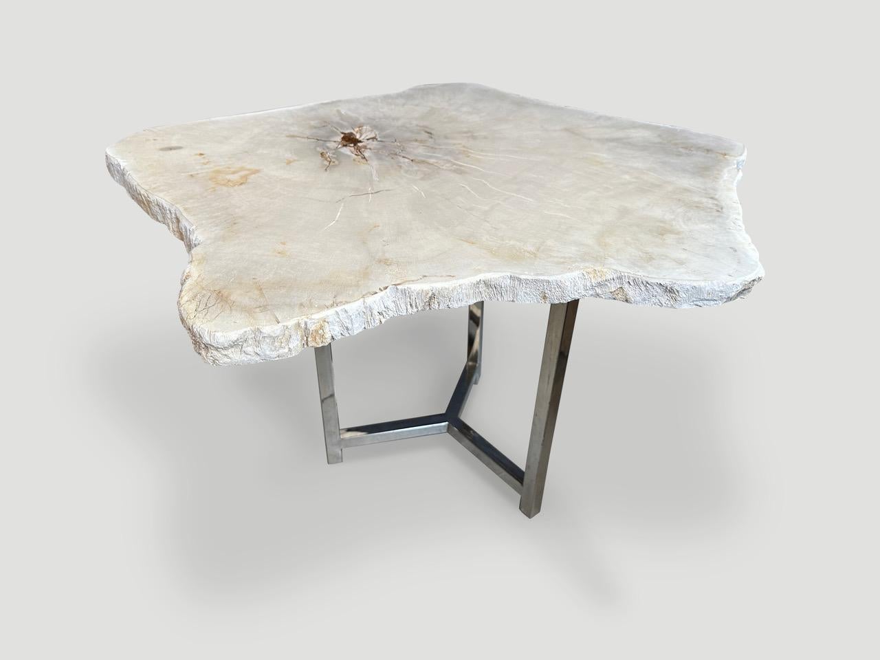Table d'appoint Andrianna Shamaris minimaliste en bois pétrifié très lisse Excellent état - En vente à New York, NY