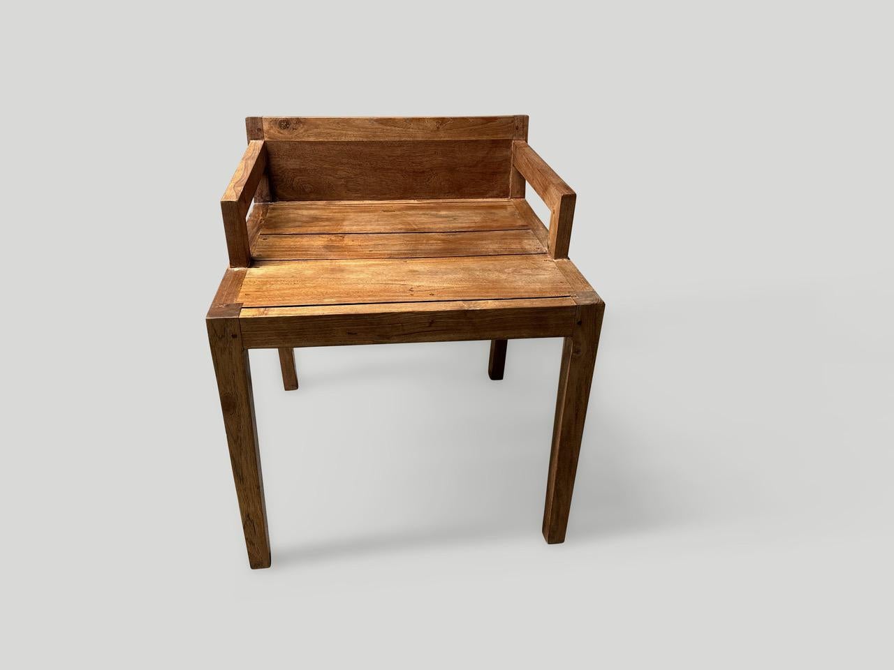Sedia minimalista realizzata di recente con legno di teak recuperato. Dimensioni complete: 20″ x 20″ x 6