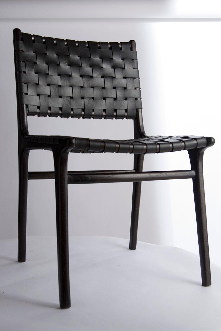 Cuir de première qualité avec cadre en teck.

Voici la chaise en cuir de première qualité dans le nouveau style tissé à double dossier. Nous utilisons du cuir de la plus haute qualité pour nos chaises modernes. Le cuir sélectionné à la main est