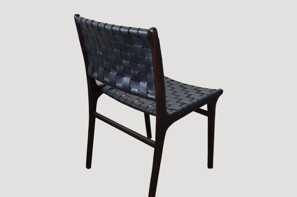 Organique Andrianna Shamaris, série de chaises modernes à double dossier en cuir tissé en vente