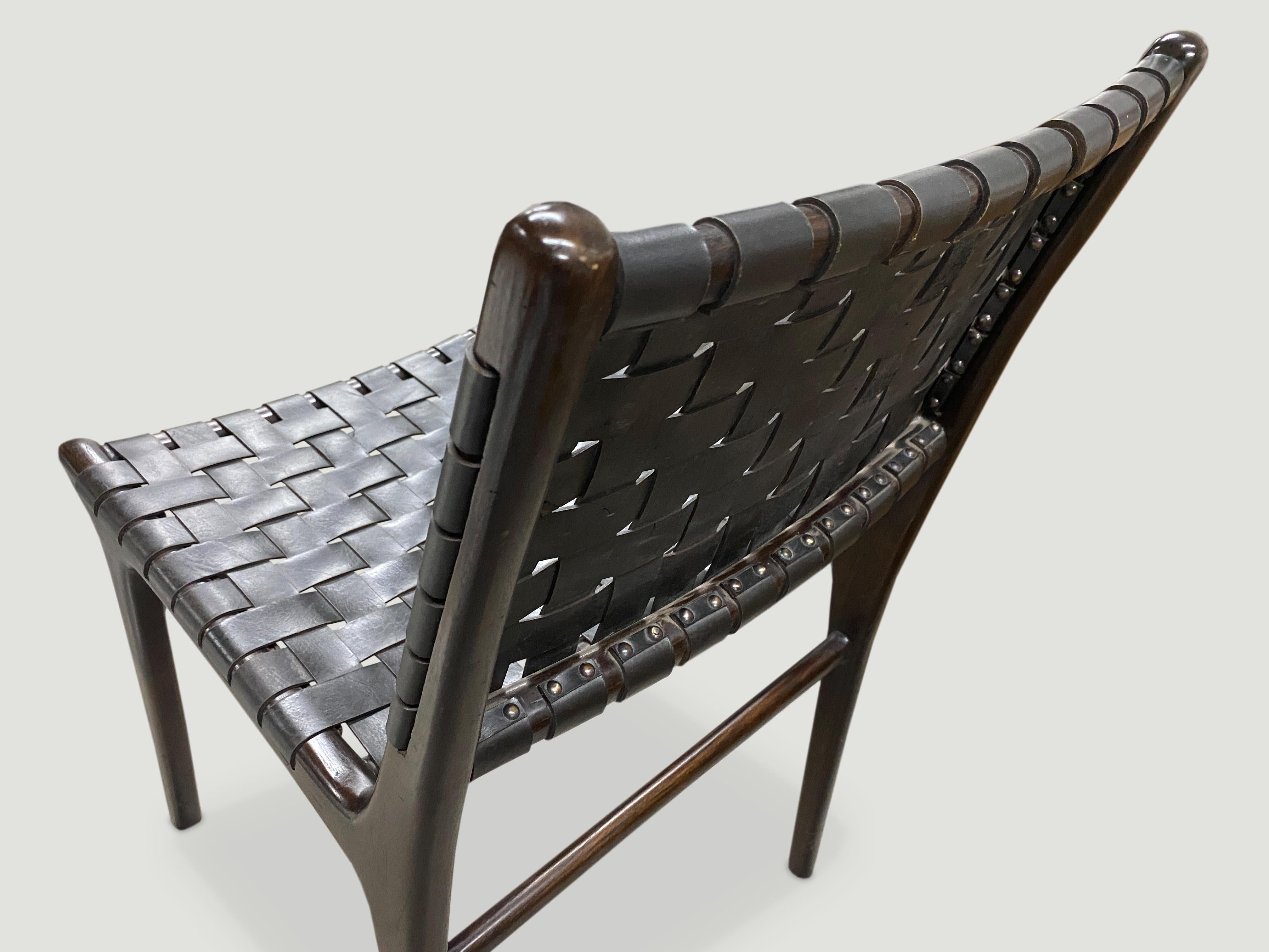 XXIe siècle et contemporain Série de chaises modernes Andrianna Shamaris à dossier simple en cuir tissé en vente
