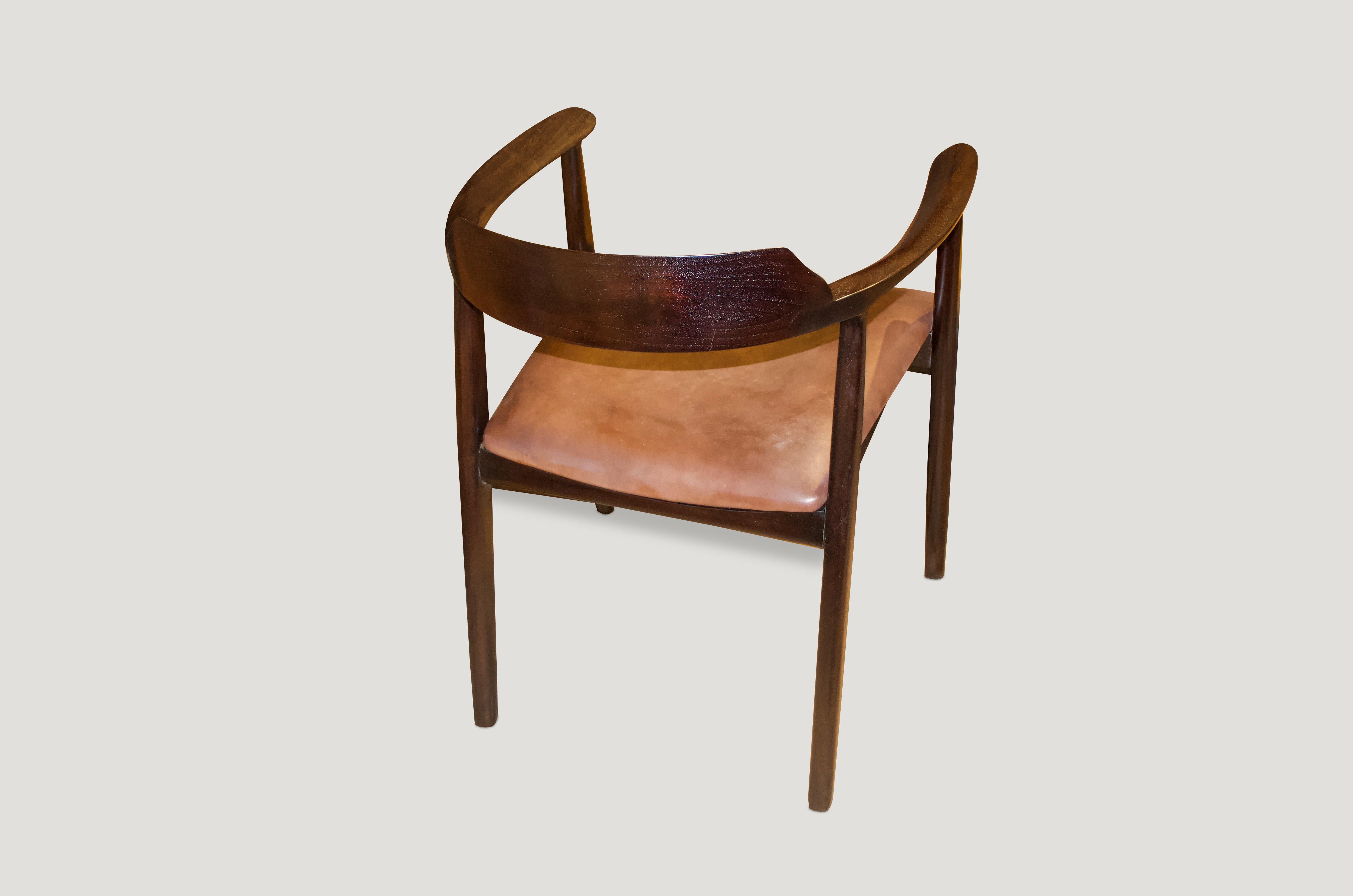 Andrianna Shamaris Moderner geschwungener Stuhl (Organische Moderne) im Angebot