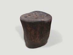 Mesita auxiliar «Modern Organic Charred» de Andrianna Shamaris