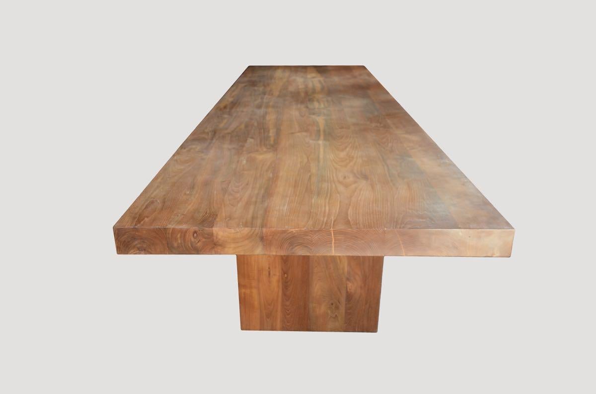 Impressionnante table en teck de 3,5 pouces d'épaisseur. Fabriqué à la main à partir de bois de teck recyclé. Parfait pour la vie intérieure ou extérieure.

Posséder un original d'Andrianna Shamaris.

Andrianna Shamaris. Le leader du design