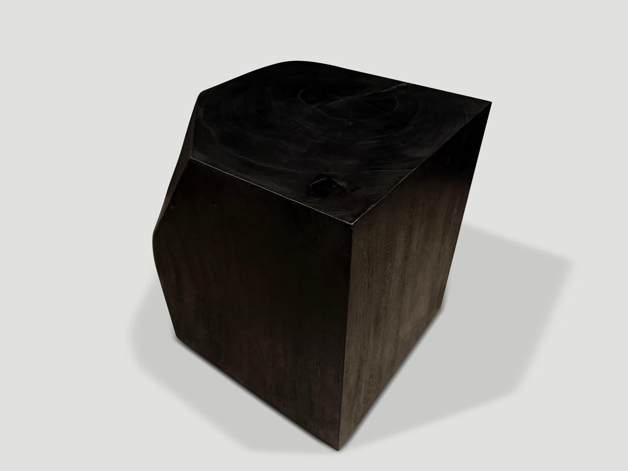 Table d'appoint en bois de suar récupéré à facettes. Chargé, poncé et scellé, il révèle les magnifiques veines du bois. 

La collection Triple Burnt représente une ligne unique de meubles modernes fabriqués en bois organique massif. Brûlé trois fois