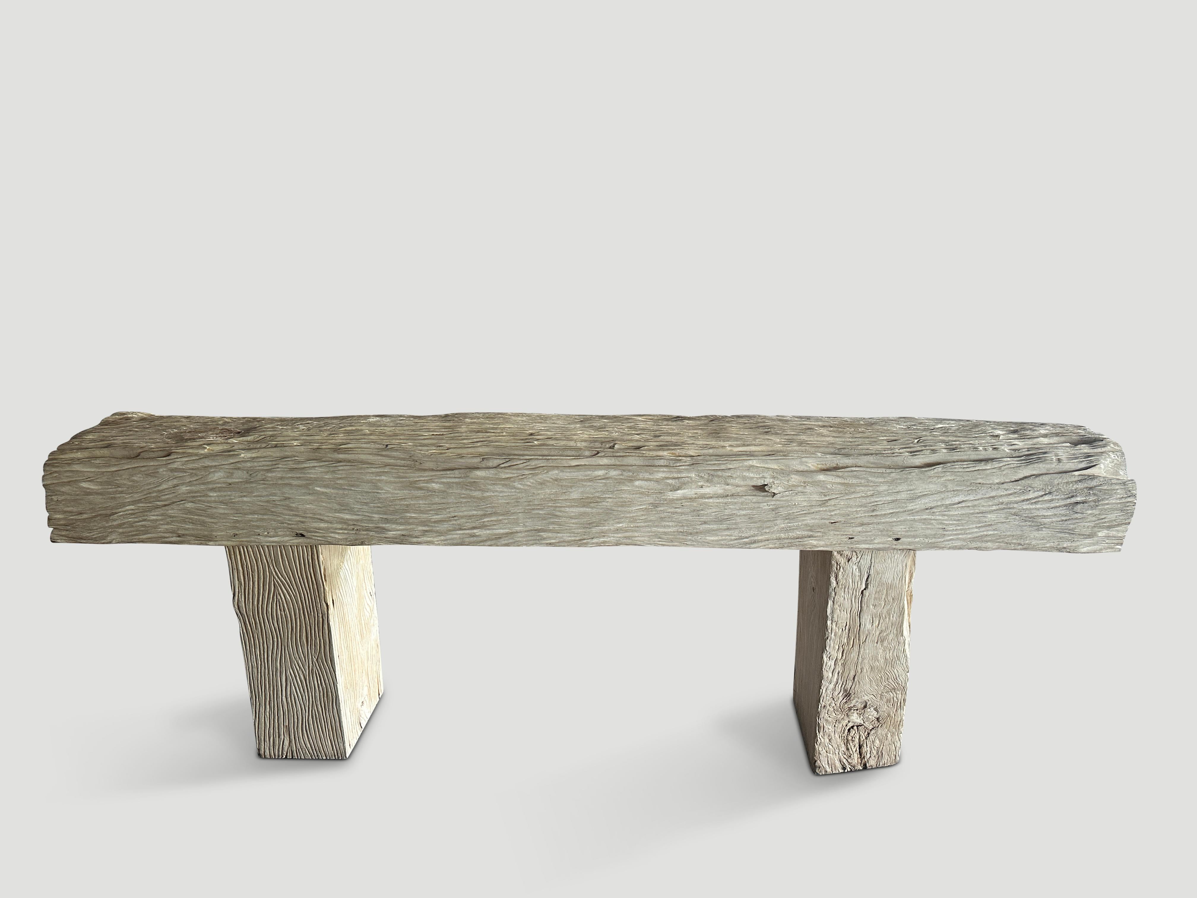 Impresionante consola de troncos de teca blanqueada recuperada, con un tallado minimalista en toda la superficie. El tronco superior mide nueve pulgadas de alto x catorce de ancho. 

La colección St. Barts presenta una interesante línea de muebles