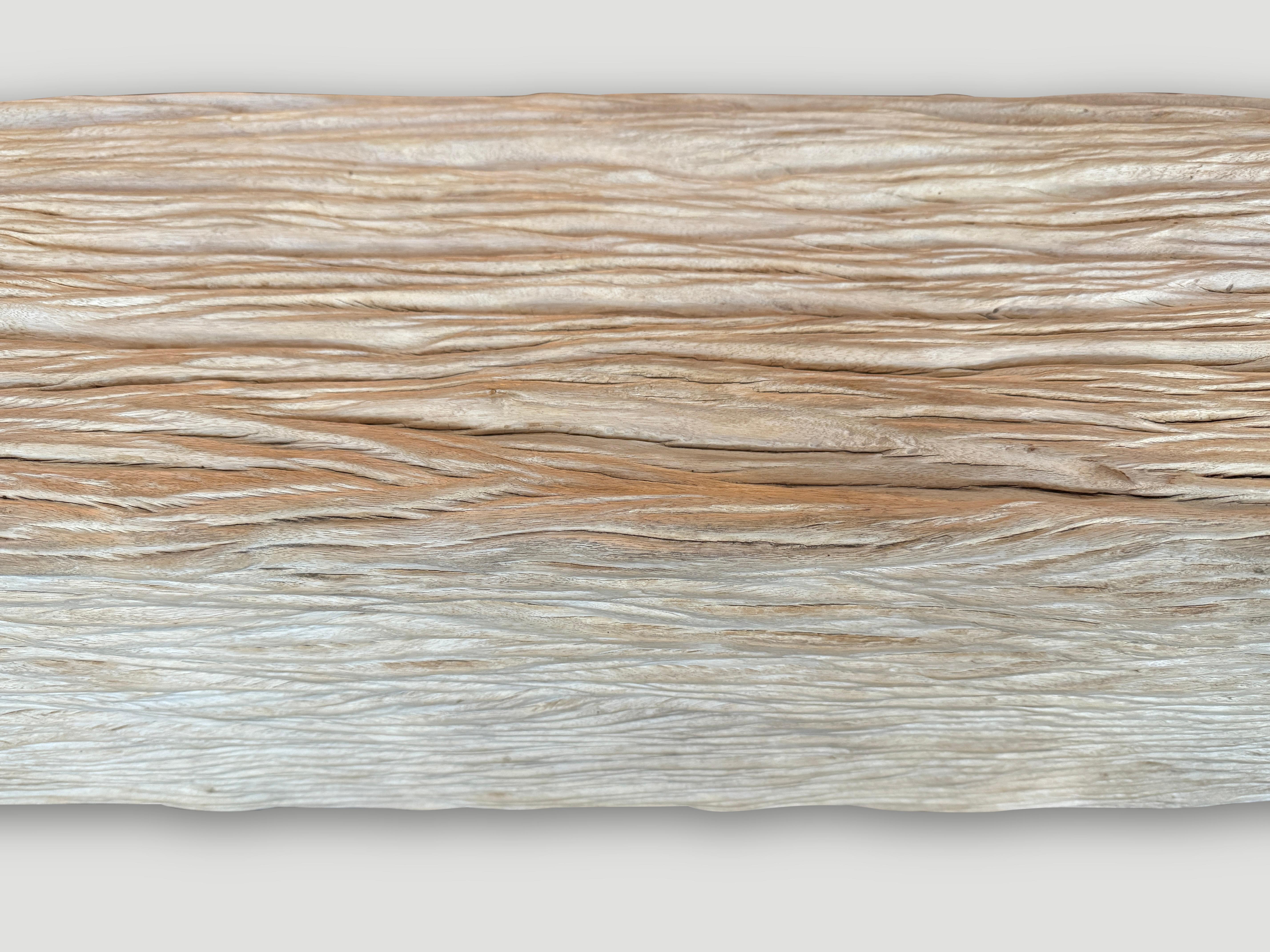 Andrianna Shamaris Mesa consola monumental de madera de teca blanqueada Madera en venta