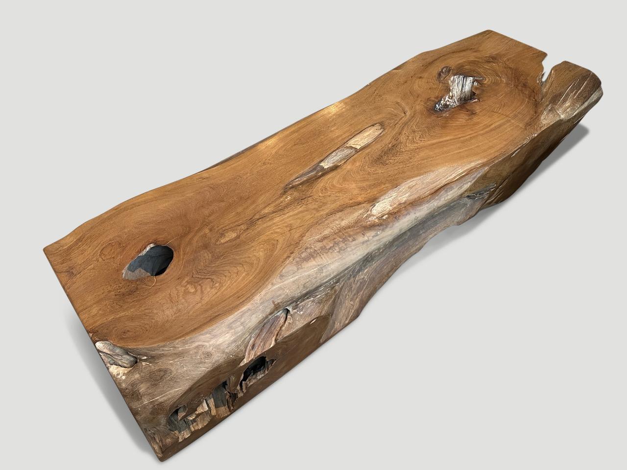 Impressionante tavolino o panca in legno di teak recuperato. Abbiamo lucidato il piano con un olio naturale che ha rivelato le bellissime venature del legno e abbiamo levigato le caratteristiche più organiche per contrasto. Utilizzabile e allo