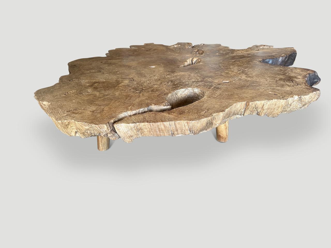 Une impressionnante dalle de teck de 4 pouces d'épaisseur, vieille d'un siècle, transformée de manière experte en une magnifique table basse. Cette magnifique pièce fait partie de ma collection privée exclusive. Nous avons ajouté quatre pieds de