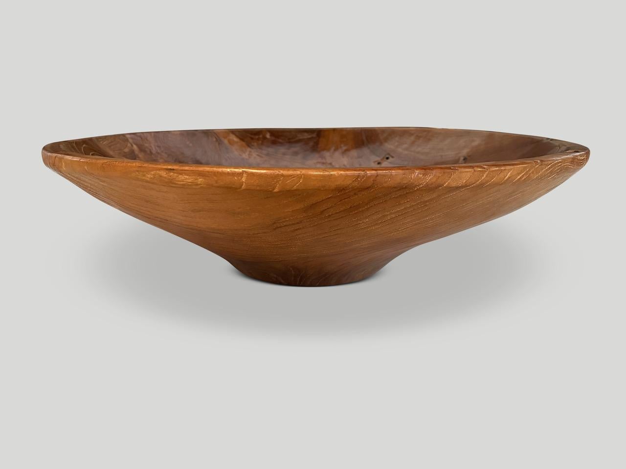 Bois de teck centenaire sculpté à la main dans cet impressionnant bol unique en son genre, au caractère et à la patine époustouflants. Une pièce d'art rare. À la fois utilisable et sculpturale. L'échelle de ce magnifique récipient ou bol est