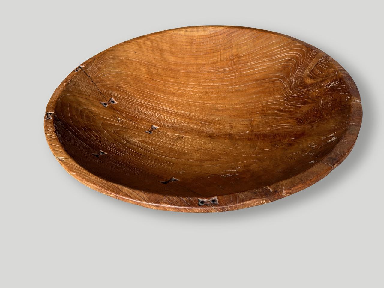 Organique Bol monumental sculptural rare en bois de teck Andrianna Shamaris en vente