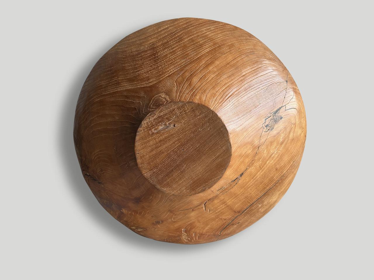 Bol monumental sculptural rare en bois de teck Andrianna Shamaris Bon état - En vente à New York, NY