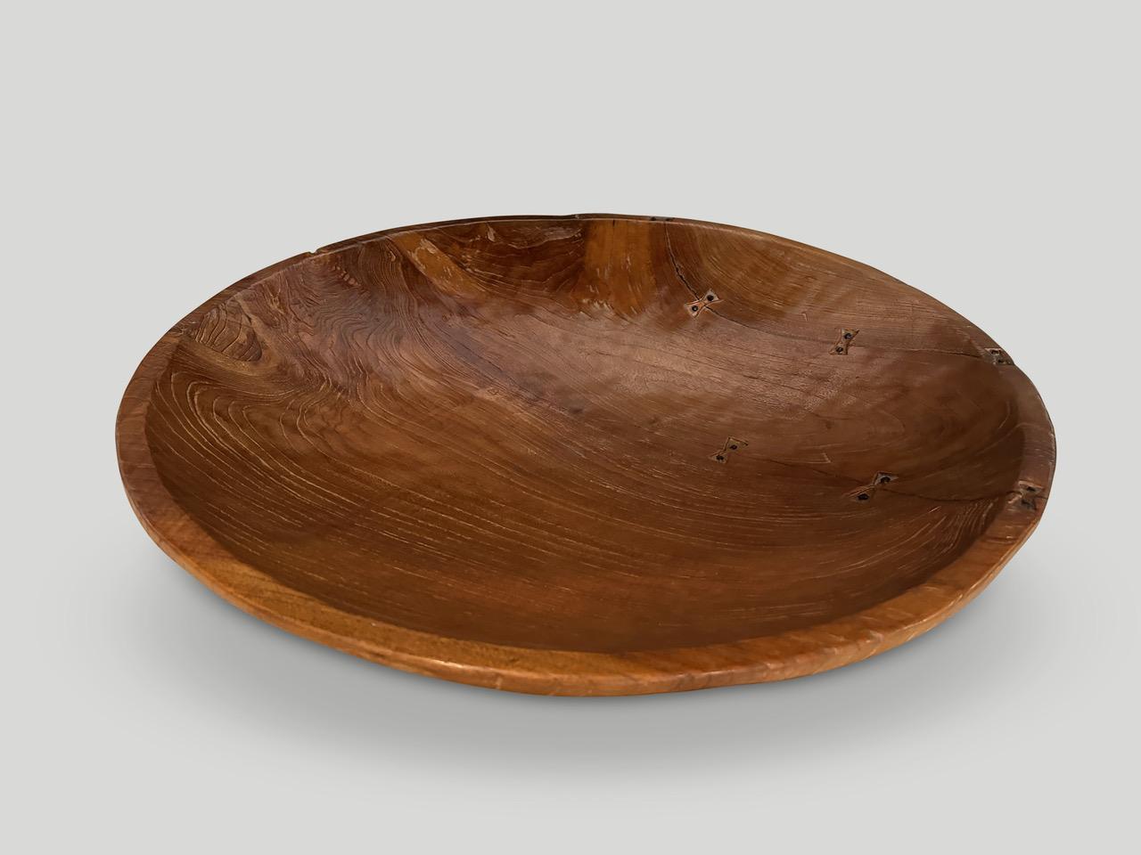 Bol monumental sculptural rare en bois de teck Andrianna Shamaris en vente 1