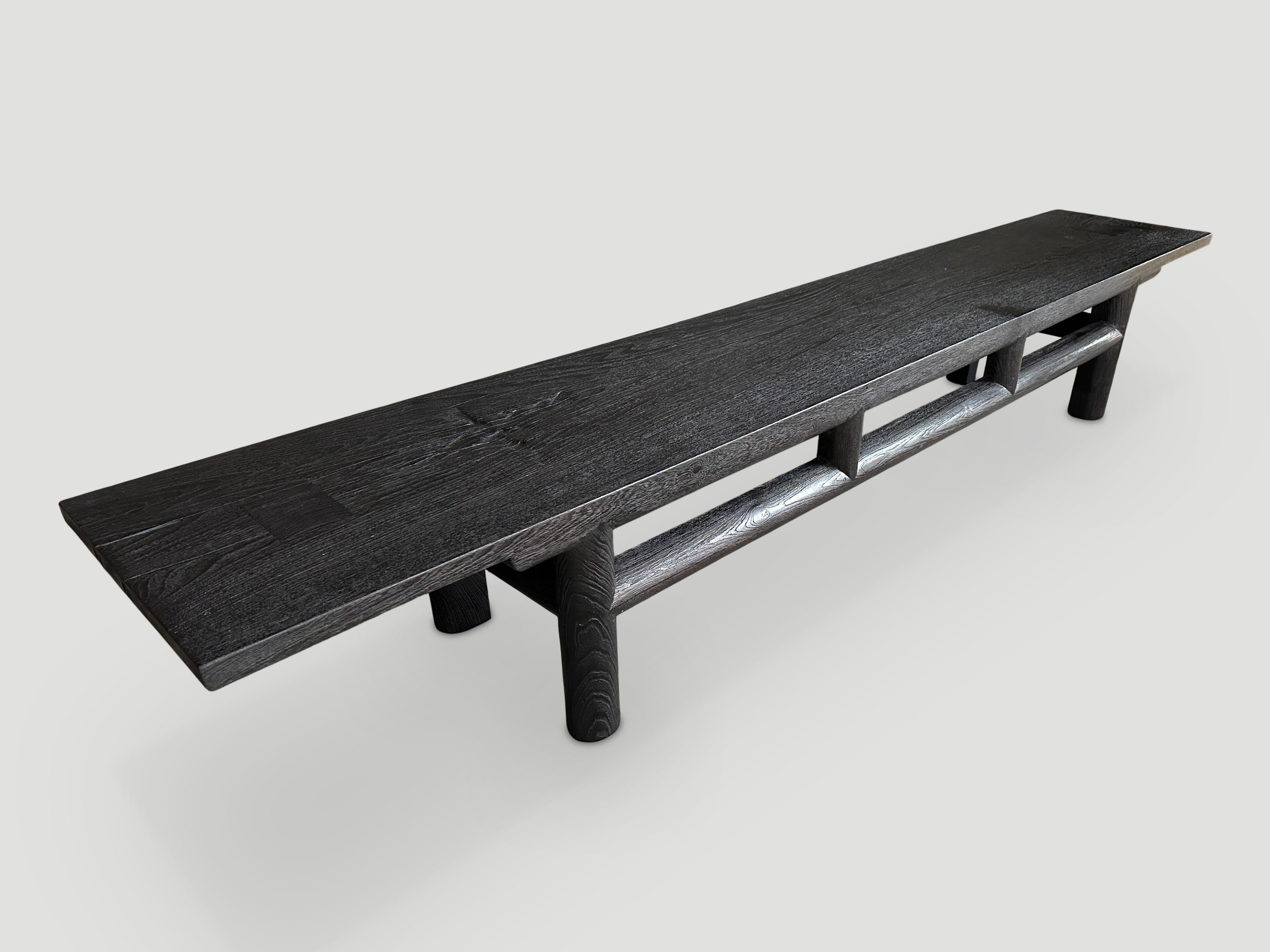 Banc monumental minimaliste de la Collection Mid Century Couture. Meubles construits à la main du début à la fin. Sculptée à la main dans une épaisse plaque de bois de teck centenaire et teintée en expresso. Finition à l'huile naturelle révélant les