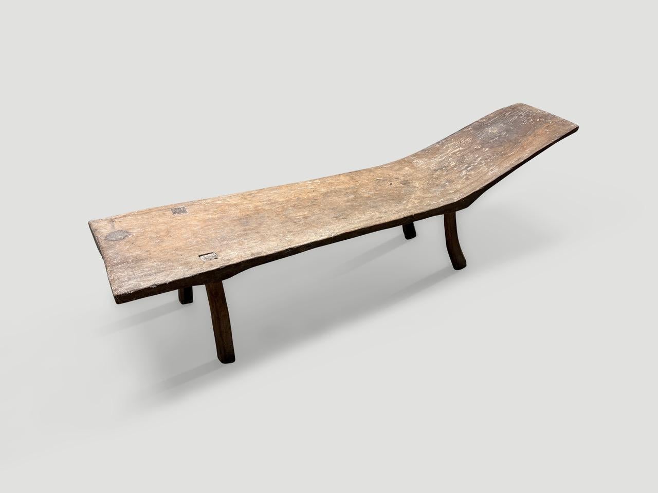 Andrianna Shamaris Chaiselongue oder Bank in Museumsqualität (Holz) im Angebot