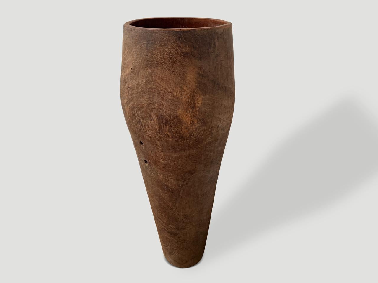 Un contenitore scultoreo di straordinaria bellezza proveniente da Sumatra. In origine era un tamburo. Scolpito a mano da un unico pezzo di legno di teak e rifinito con un olio naturale che rivela le venature uniche del legno. Circa 1900.

Dimensioni