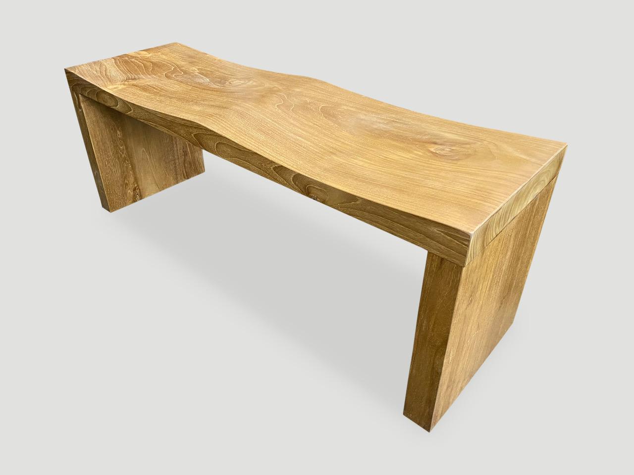 Bois Banc en bois de teck naturel Andrianna Shamaris représentant une vague en vente