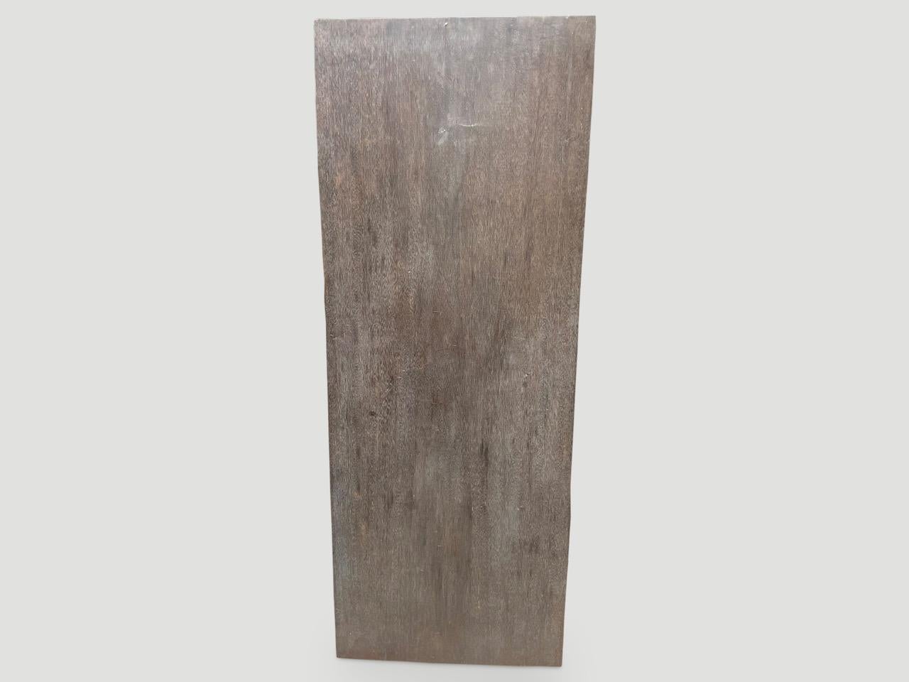 Andrianna Shamaris Nias Wood Einzelne Tafel (Moderne der Mitte des Jahrhunderts) im Angebot