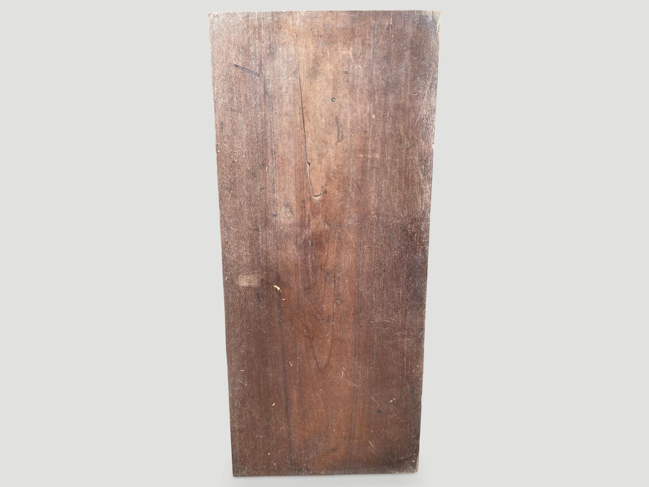Andrianna Shamaris Nias-Holz-Einteiliges Paneel (Moderne der Mitte des Jahrhunderts) im Angebot